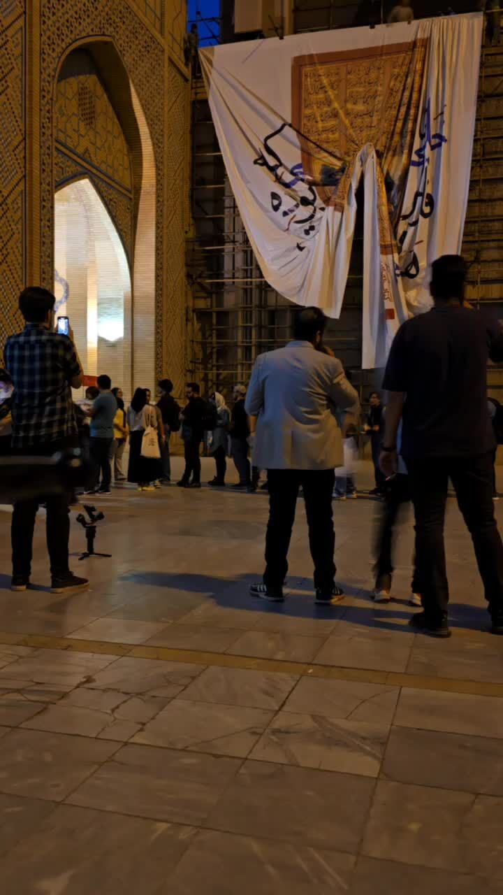 
ببینید| نصب بنر خلیج‌ فارس در نمایشگاه کتاب
