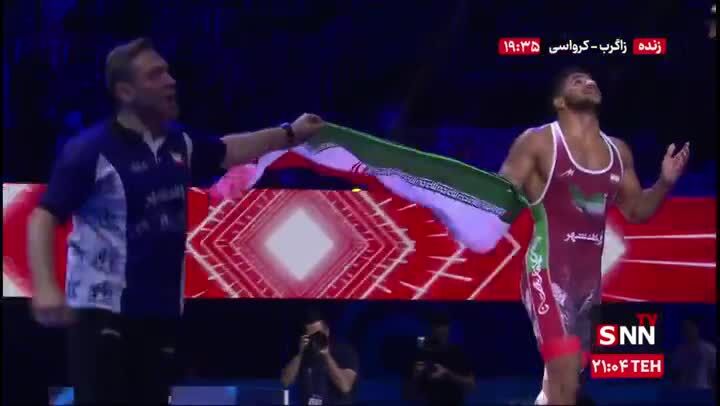 ببینید| تعظیم فرخی به پرچم مقدس ایران