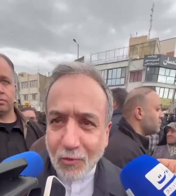 ببینید| عراقچی در راهپیمایی ۲۲ بهمن: حضور مردم پیام قدرت جمهوری اسلامی ایران است و ما دلگرم به این حضور مردم در صحنه دیپلماسی حاضر می‌شویم

