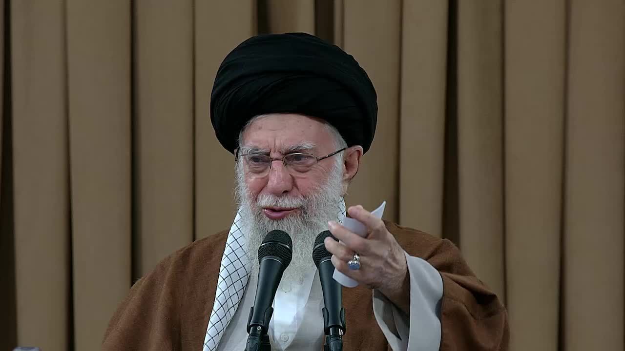 ببینید | واکنش جالب رهبر انقلاب به درخواست انگشتر یکی از کارگران