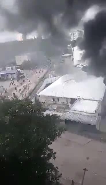 ببینید|‌ سفارتخانه‌های فرانسه و آمریکا در کنگو به آتش کشیده شد
