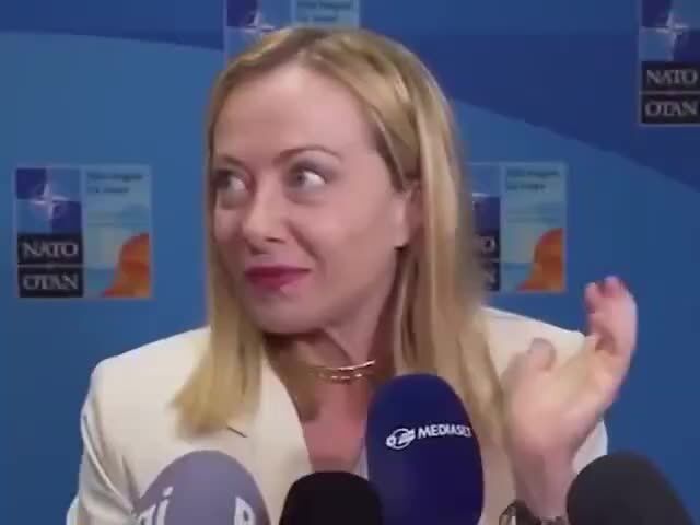ببینید| وضعیت غیرعادی نخست وزیر ایتالیا در نشست سران کشورهای عضو ناتو در شهر لاهه
