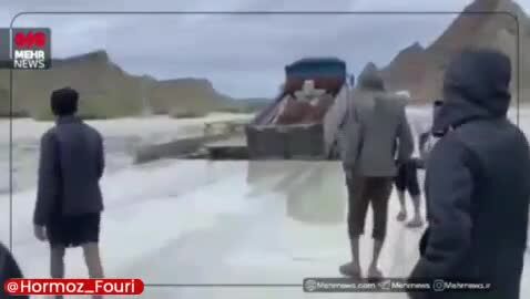ببینید| لحظه شکسته شدن پل و سقوط کامیون در محور سیریک جاسک