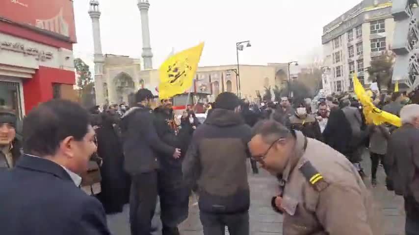 ببینید| حضور محمد مخبر بدون محافظ و هیات همراه در مراسم تشییع پیکر سردار سیدرضی موسوی