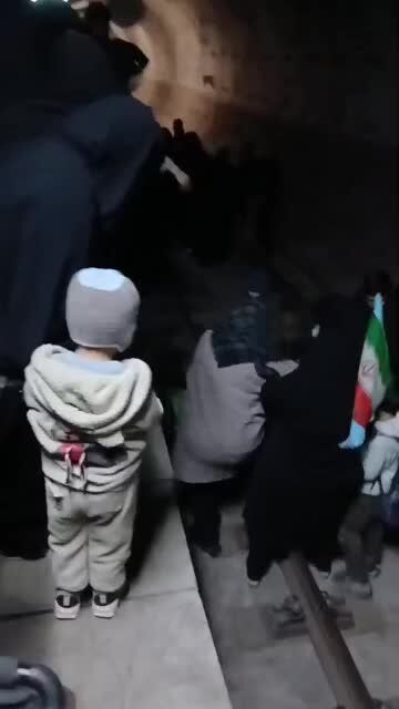 کارمند شریف متروی اصفهان خود را پله کرد تا بانوان راحت به بالای سکو بروند