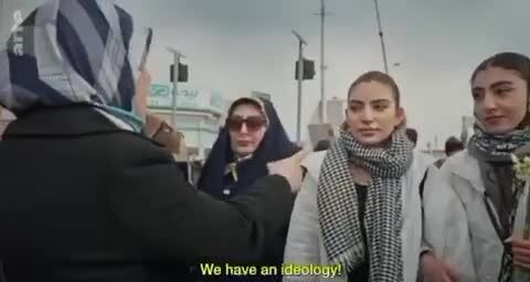 ببینید| تذکر یک زن محجبه به دختر بدون حجاب در راهپیمایی ۲۲ بهمن مقابل دوربین صداوسیما
