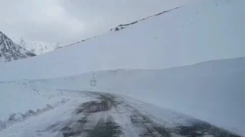 ببینید | صحنه‌هایی کم‌نظیر از ارتفاع ۵ متری برف در گردنه گله‌بادوش الیگودرز