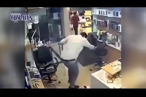لحظه انفجار باتری موبایل هنگام تعمیر + ویدئو