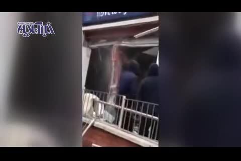 کارگر خشمگین با بیل مکانیکی به هتل حمله کرد! + ویدئو
