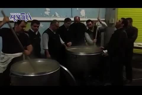 آش پختن آتش‌نشانان در سالگرد حادثه پلاسکو + ویدئو