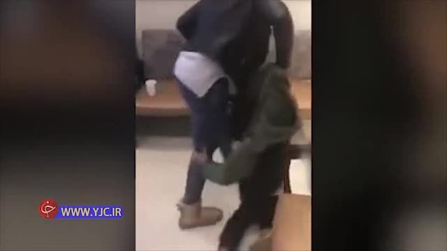 رفتار عجیب مادر جوان با دخترش! + ویدئو