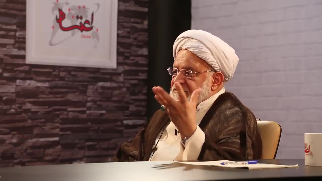 طرح مسائلی مانند حضور زنان در ورزشگاه‌ها برای رای‌ آوری در انتخابات است/ مسائل حاشیه‌ای یک طعمه فریب است/ خودمان این مسائل را برای خودمان بزرگ می‌کنیم