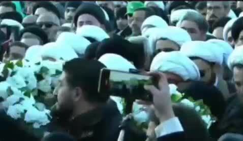 ببینید| اقامه نماز بر پیکر شهید سید هاشم صفی‌الدین رئیس شورای اجرایی حزب‌الله 