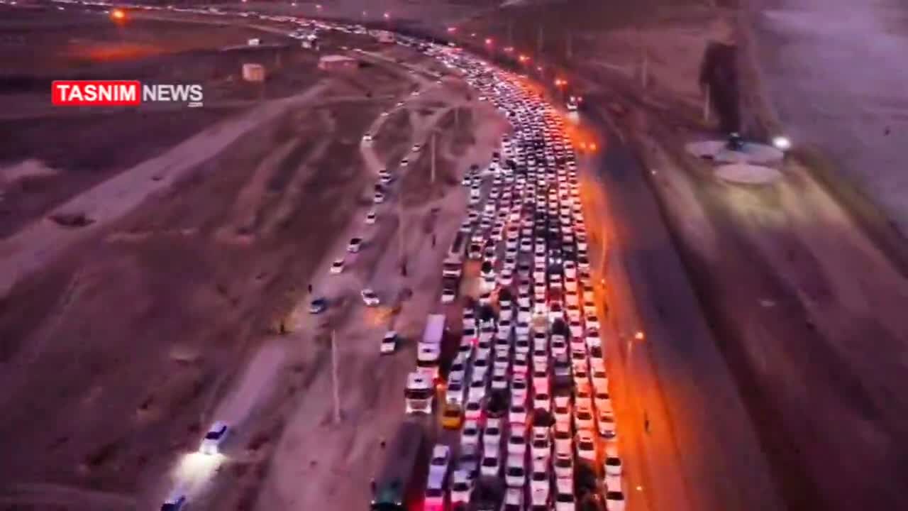 ببینید | صف ۸ کیلومتری خودروهای مسافران عازم قشم در بندر پل‌!