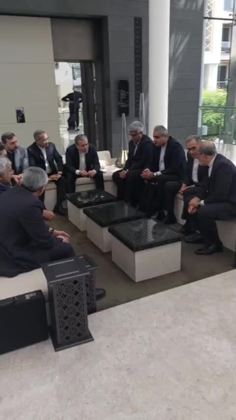 ویدئویی از گفتگوی هیات دیپلماتیک و کارشناسی ایران در مسقط پیش از آغاز گفتگوها