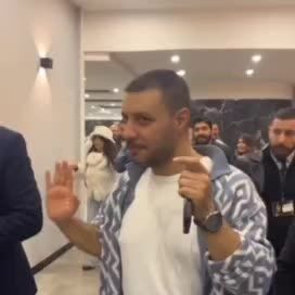 ببینید| جواد عزتی خطاب به بادیگاردها در جشن حافظ: دستمو ول کنید، خودم می‌رم