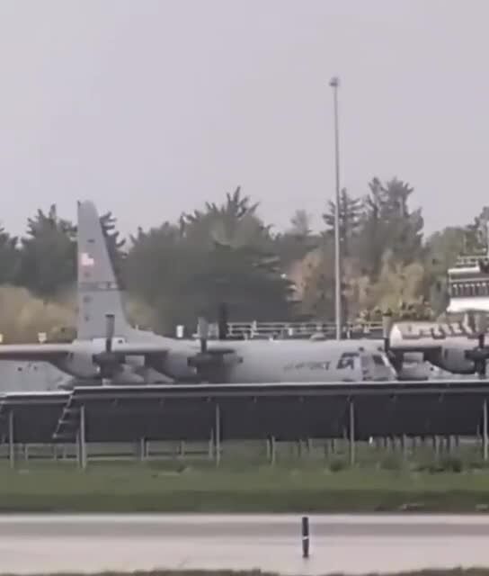 ببینید| حمله با تبر به هواپیمای نظامی آمریکا در ایرلند