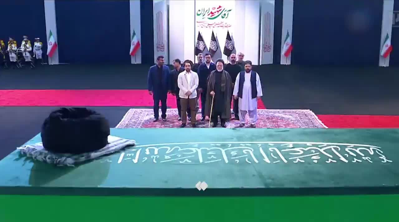 ببینید| ادای احترام احمد مسعود به پیکر رهبر شهید