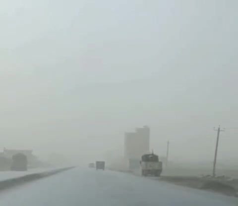 ببینید| طوفان و گردوخاک جاده میاندوآب-بوکان را درنوردید
