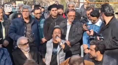 ببینید| اعتراض شدید امید علیمردانی به غیبت مهران مدیری و سیامک انصاری در مراسم تشییع سعید پیردوست 