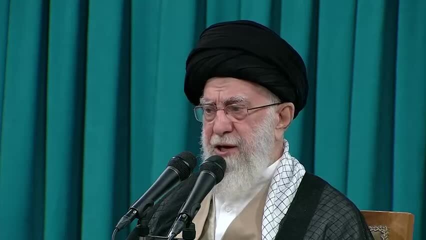 رهبر انقلاب: حفظ امنیت، حرمت و کرامت از حقوق اصلی زنان است و بر خلاف سرمایه‌داری غرب که کرامت زن را لگدمال می‌کند، اسلام بر رعایت کامل احترام زن تأکید دارد/ مهمترین حق و نیاز زن در خانه محبت همسر است
