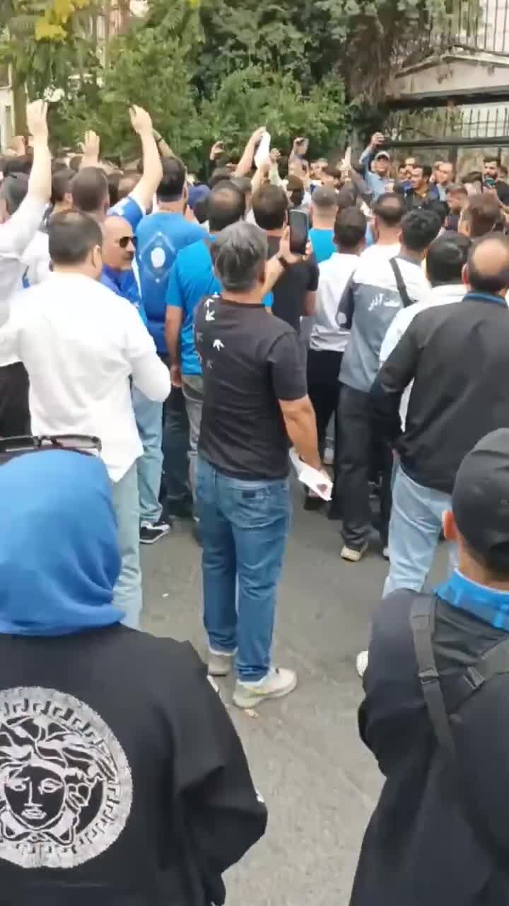 ببینید| تجمع هواداران استقلال و هجوم سمت درب باشگاه!
