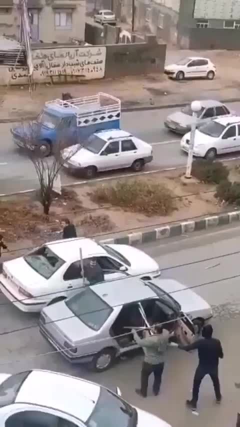 ویدئو| درگیری در روز روشن در یاسوج با اسلحه و قمه!