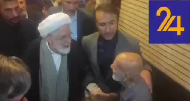ببینید| حضور مهدی کروبی در مراسم ختم احمد ناطق نوری