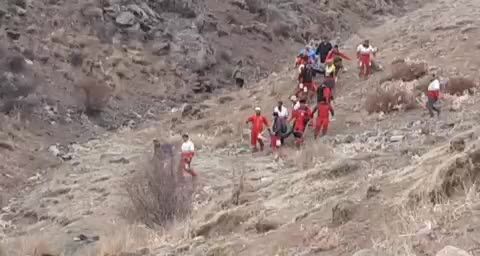 ببینید| لحظه انتقال پیکر سرنشینان هواپیماى آموزشى در ساوجبلاغ