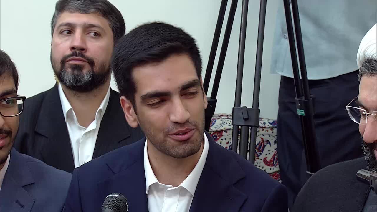 ببینید | حاشیه‌ای از دیدار مدال‌آوران با رهبر انقلاب؛ درخواست یکی از نخبگان که به سود همه تمام شد!