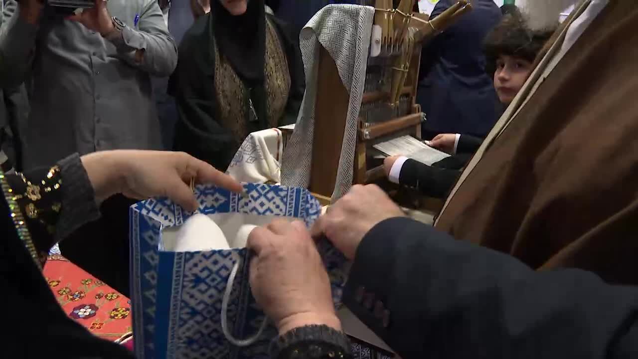ببینید| هدیه غرفه‌دار صنایع دستی به رهبر انقلاب و دریافت انگشتر به عنوان یادگار