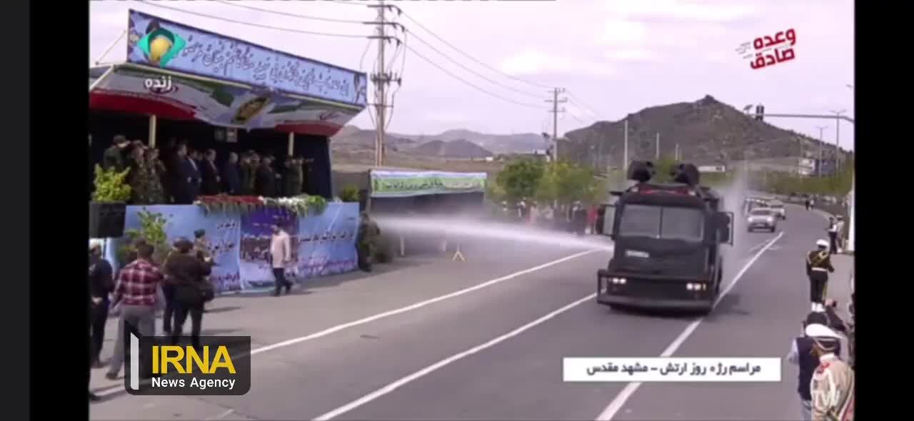 ببینید | اتفاقی عجیب در مراسم رژه روز ارتش در مشهد؛ ماشین آب‌پاش یگان‌ویژه به خبرنگاران رسید آن‌ها را آب‌پاشی کرد!