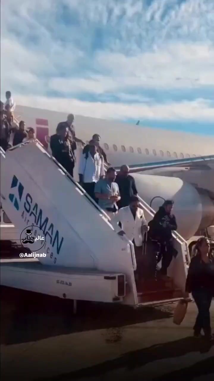 ببینید| بوسه  سجده احساسی بیژن مرتضوی بر خاک ایران بعد از ورود به کشور