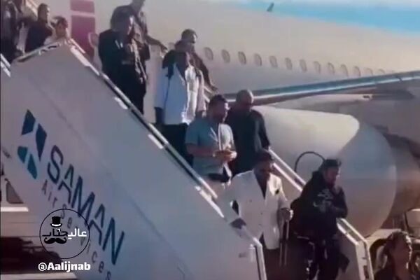 ببینید| بوسه  سجده احساسی بیژن مرتضوی بر خاک ایران بعد از ورود به کشور