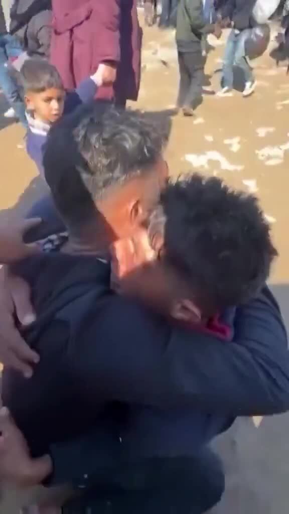 صحنه شکوه انگیز دیدار دو برادر دو قلو پس از یک سال