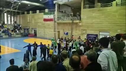 ببینید| درگیری در بازی استقلال و ترک سالن توسط تاجرنیا