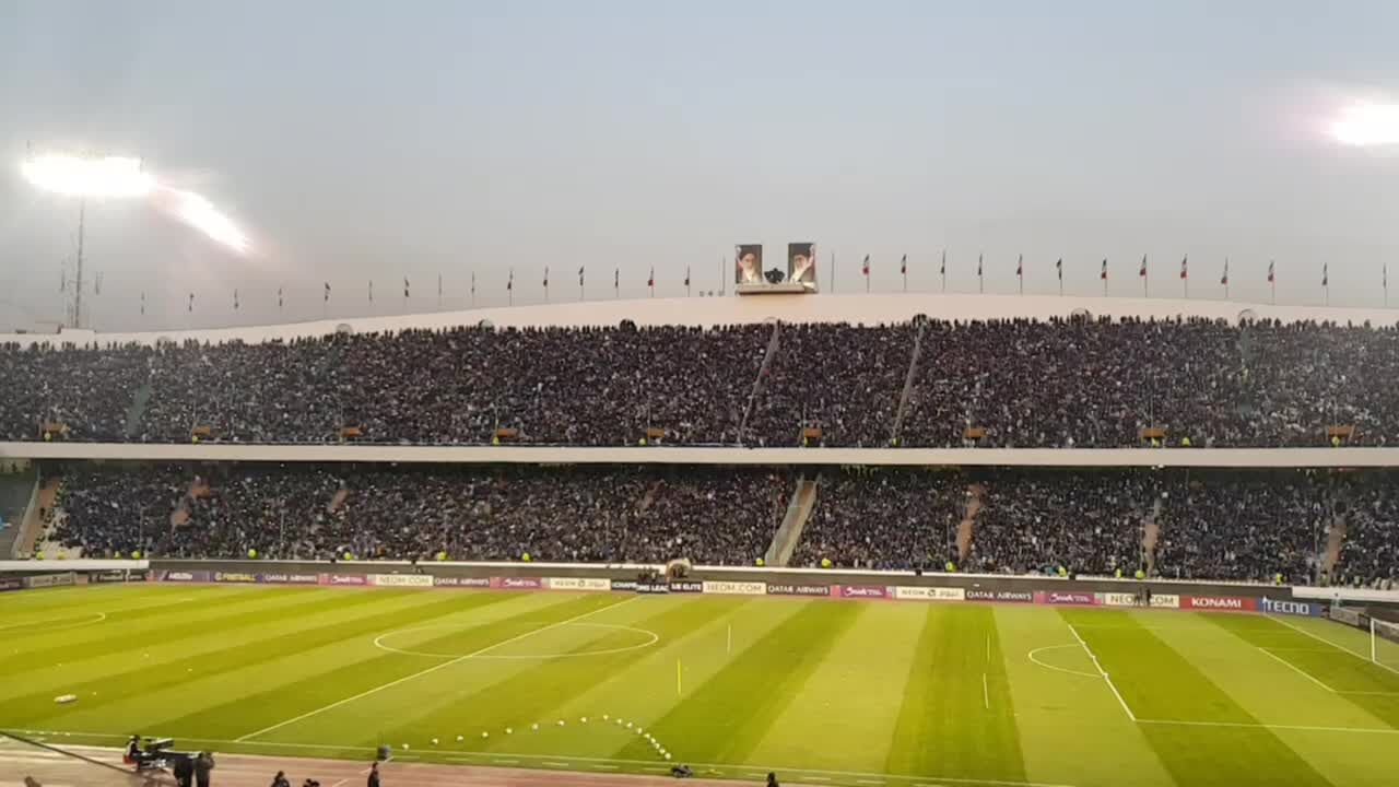 ببینید| تشویق جالب هواداران استقلال همراه با نورپردازی ویژه