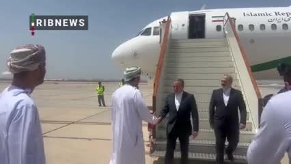 ویدئویی از ورود عراقچی به مسقط و استقبال وزیر خارجه عمان