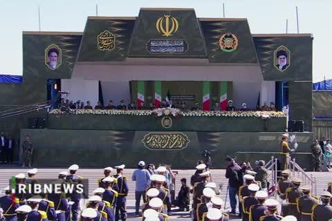 ببینید| پرواز چتربازان بر فراز آسمان و اهتزاز پرچم ایران