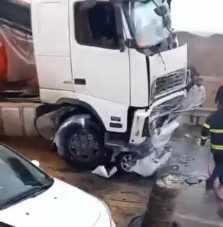 ببینید | تصادف وحشتناک تریلی با پراید؛ هیچ چیز از خودروی داخلی باقی نماند!