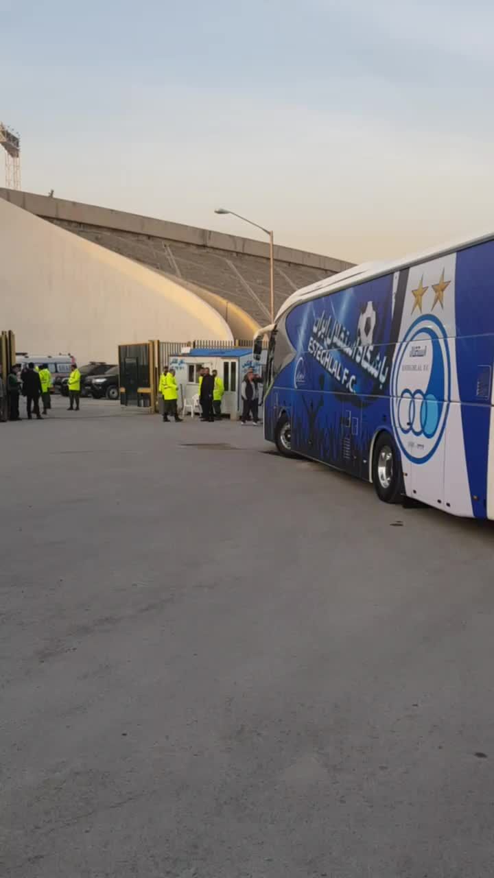 ببینید| ورود اتوبوس استقلال به ورزشگاه آزادی بعد از خروج‌ اتوبوس النصر